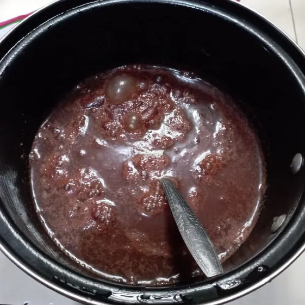 Masukkan jelly cokelat, gula pasir, dan air ke dalam panci, lalu aduk rata. Masak sampai mendidih dan matikan api.