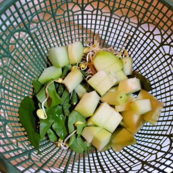 Siapkan sayuran lainnya, potong-potong labu siam, kacang panjang, daun melinjo.