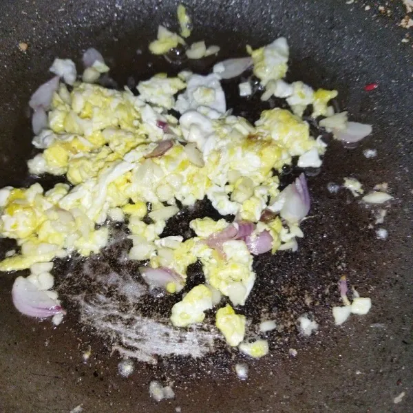 Panaskan minyak goreng, tumis bawang merah dan bawang putih hingga harum. Lalu masukkan telur dan buat orak-arik.