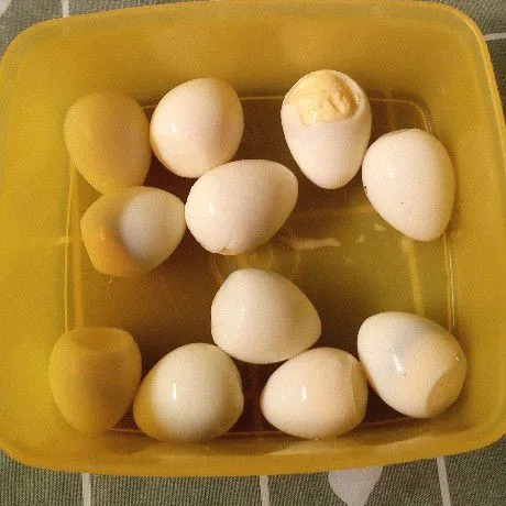Kupas telur puyuh yang telah direbus.