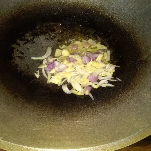 Panaskan sedikit minyak goreng, tumis bawang merah, bawang putih dan bawang bombay sampai harum.