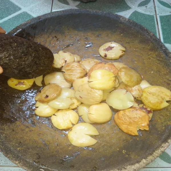 Setelah jengkol empuk, angkat, bersihkan dari sisa kulit yang masih menempel, kemudian geprek sebentar supaya tekstur lebih lunak (optional)