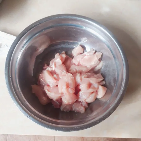 Potong - potong ayam memanjang ukuran 1 x 1 cm.
