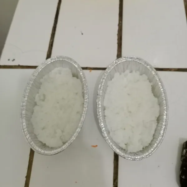 Masukkan 3 sdm nasi ke masing-masing wadah aluminium foil.