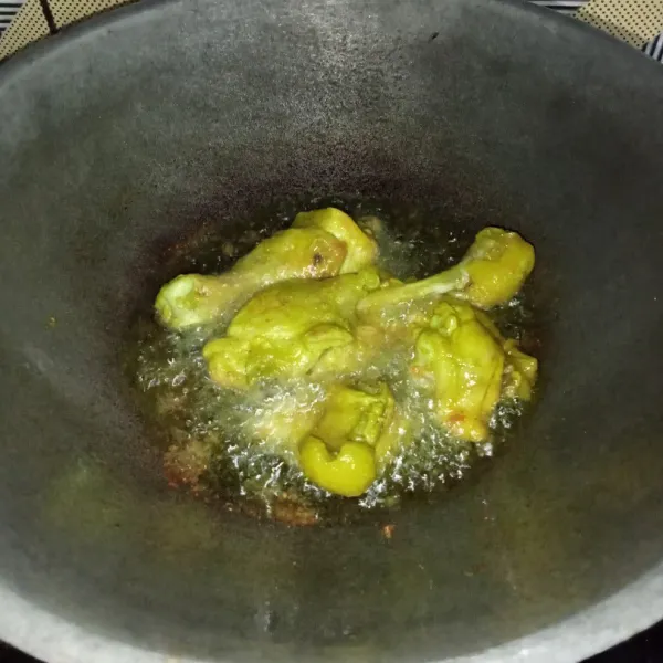 Goreng ayam hingga kuning keemasan, lalu angkat dan sajikan.