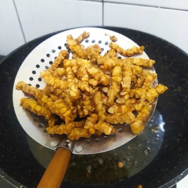 Goreng tempe hingga kering, angkat lalu tiriskan.