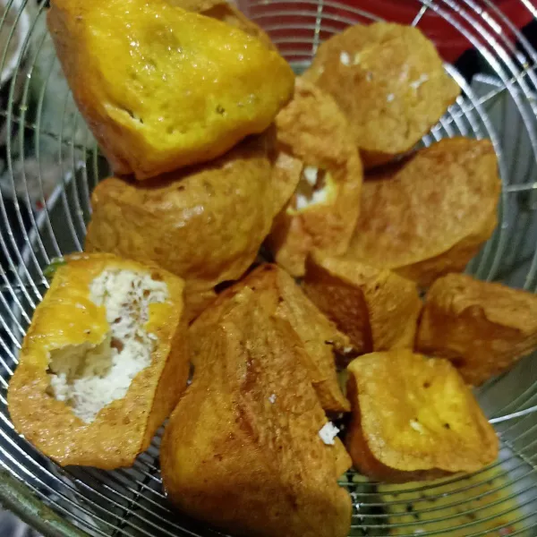 Lalu tahu yang sudah digoreng matang. Kerat tengahnya ambil tengahnya campurkan kedalam tapioka aduk rata. Tengah tahu kosongkan.