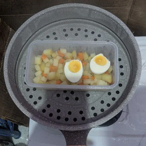 Masukkan telur yang sudah direbus ke dalam kukusan. Lalu tutup kembali dan tunggu 10 menit.