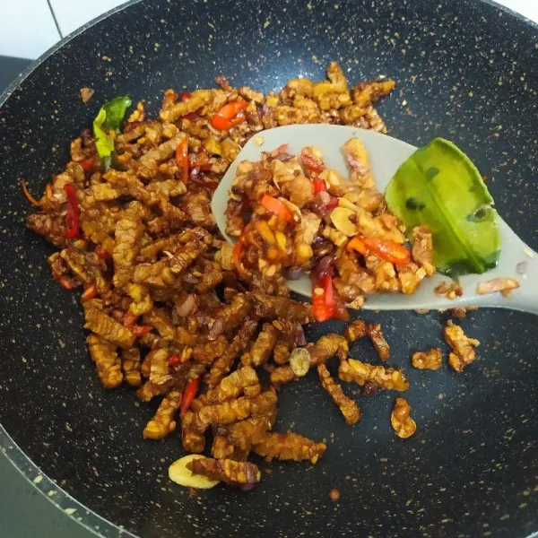 Setelah bumbu setengah kering, masukakn garam dan kaldu bubuk. 
Aduk rata agar tercampur lalu masukkan tempe goreng dan kecap manis.
Tumis hingga semua tercampur rata dan bumbu mengering lalu matikan kompor dan sajikan.