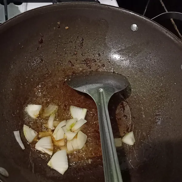 Siapkan wajan, lalu beri minyak dan oseng bawang bombay iris.