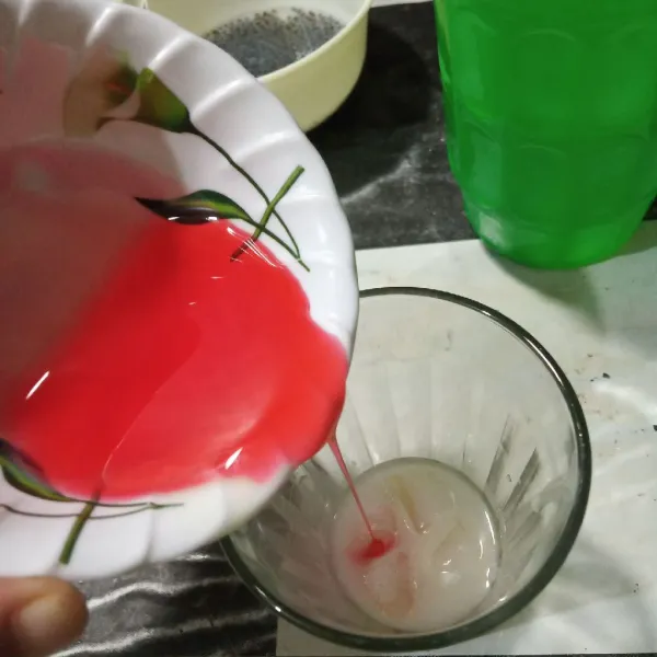 Tuang sirup cocopandan.