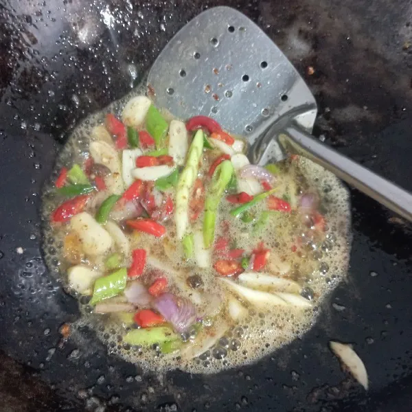 Tumis bumbu iris sampai harum.