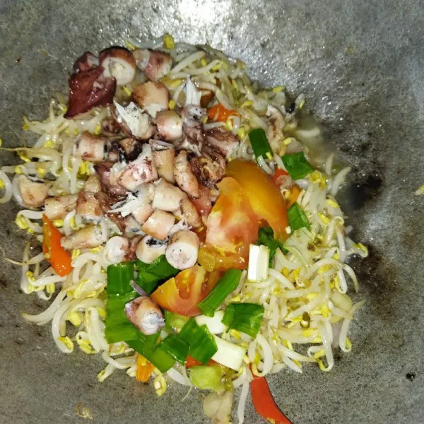 Lalu masukkan cumi asin goreng, daun bawang, dan tomat.