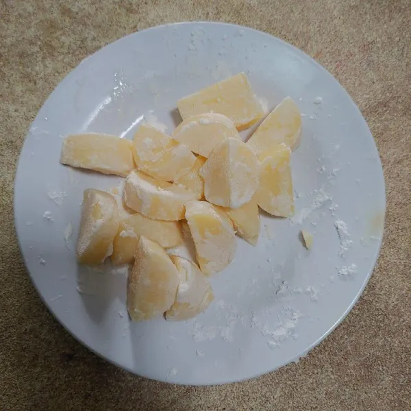 Keluarkan tofu dari plastik, lalu potong sesuai selera. Kemudian balur dengan tepung maizena dan goreng hingga berkulit.
