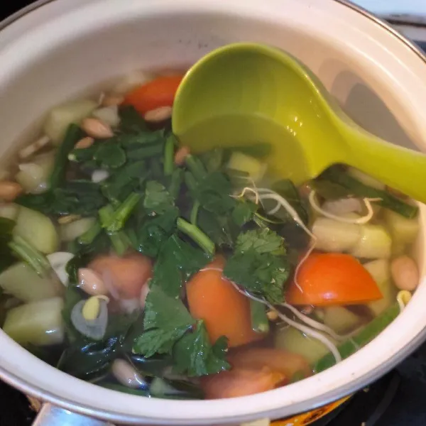 Setelah mendidih dan matang, masukkan tomat, matikan api kompor. Taburi dengan sledri cincang. Sayur asem siap disajikan. Selamat mencoba.