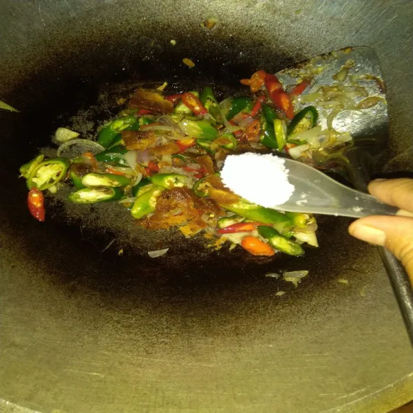 Bumbui dengan gula merah, garam dan gula pasir. 
Aduk sampai rata.