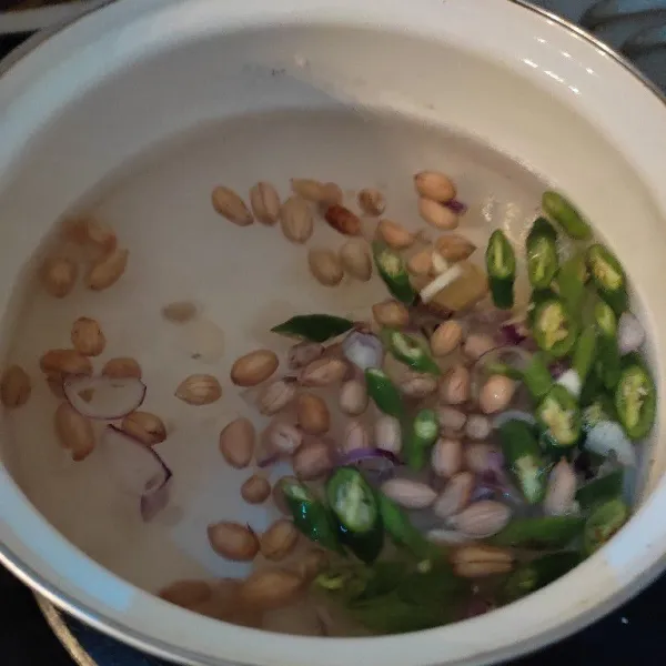 Masukkan cabe iris, bawang putih iris, bawang merah iris serta asam jawa. Masak hingga mendidih.