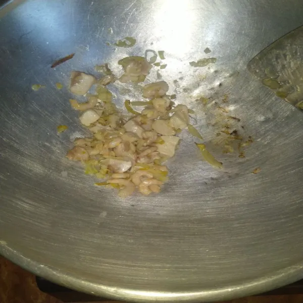 Masukkam udang dan potongan ayam. Masak sampai udang dan ayam berubah menjadi lebih kaku