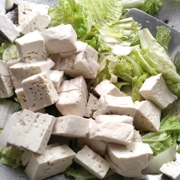 Tambahkan tahu putih.
