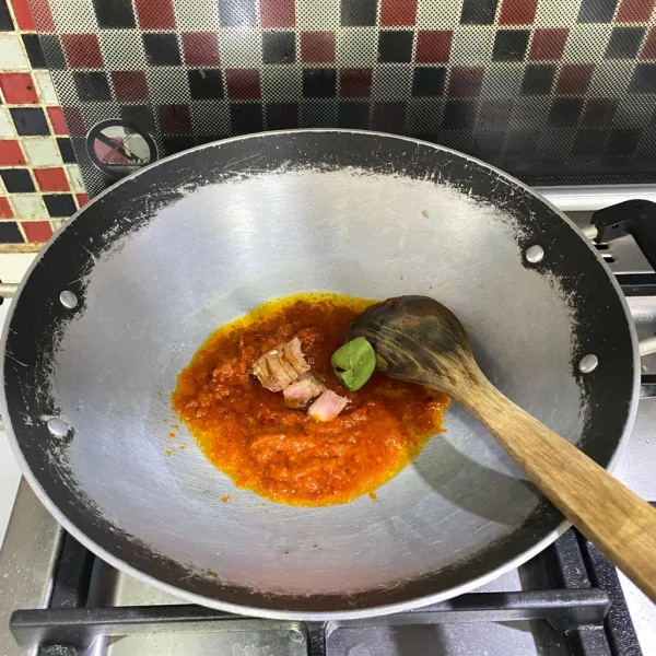 Blender bumbu, lalu tumis sambalado hingga harum. Masukkan daun jeruk dan lengkuas.