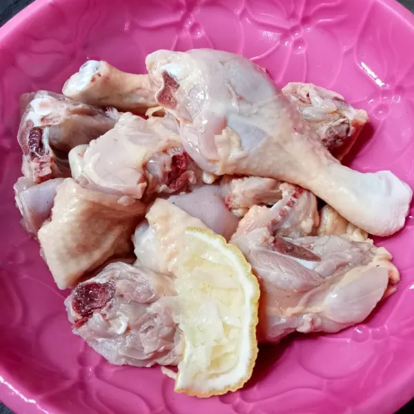 Baluri ayam dengan jeruk nipis.