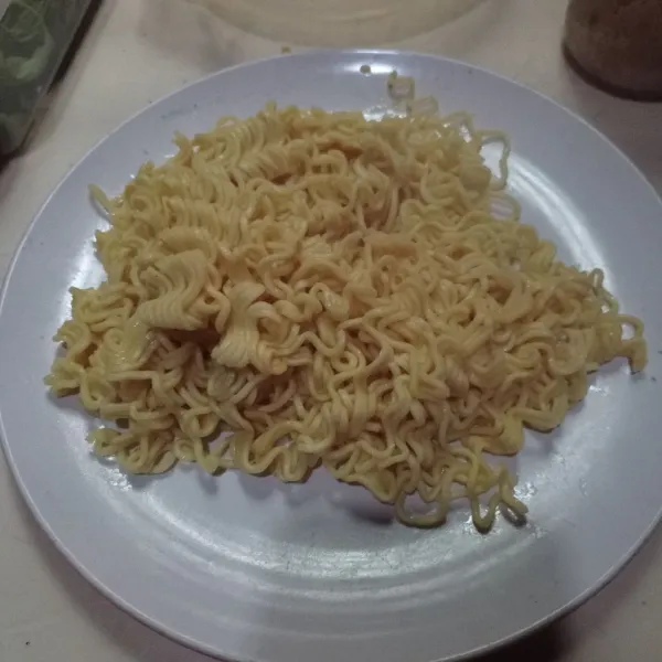 Rebus mie sampai lunak, kemudian tiriskan.