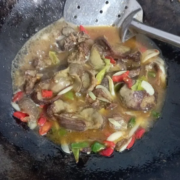 Lalu tambahkan secukupnya air dan masak sampai air menyusut.