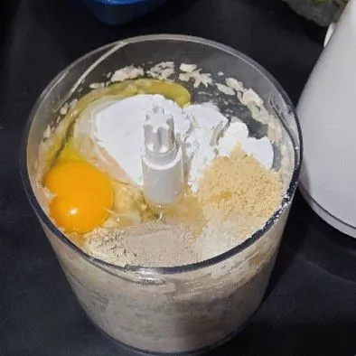 Tambahkan garam, kaldu, gula, lada, dan telur. Haluskan kembali hingga benar-benar tercampur rata.