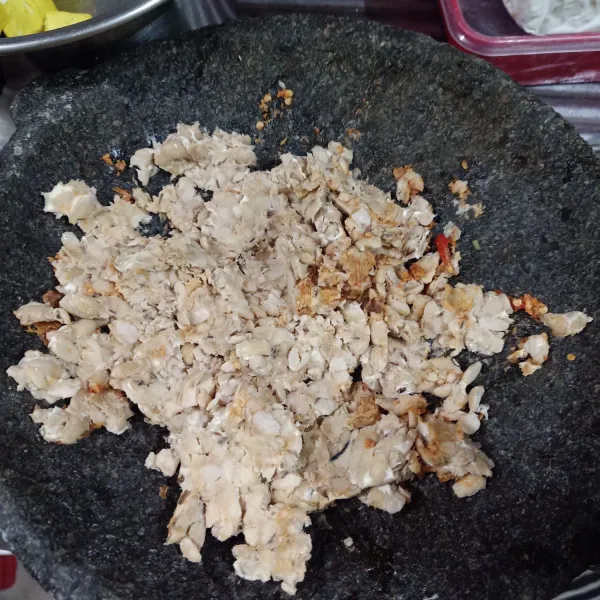 Tempe di haluskan dan ulek bersamaan dengan kencur serta cabai rawit yang sudah di haluskan terlebih dahulu.