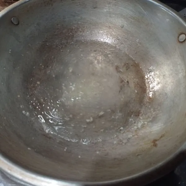 Tuang air, bumbui dengan garam, lada bubuk, dan kaldu bubuk. Masak sampai mendidih, lalu cicipi rasanya.