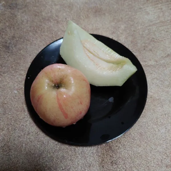 Siapkan buah apel dan melon yang sudah di cuci bersih serta di kupas.