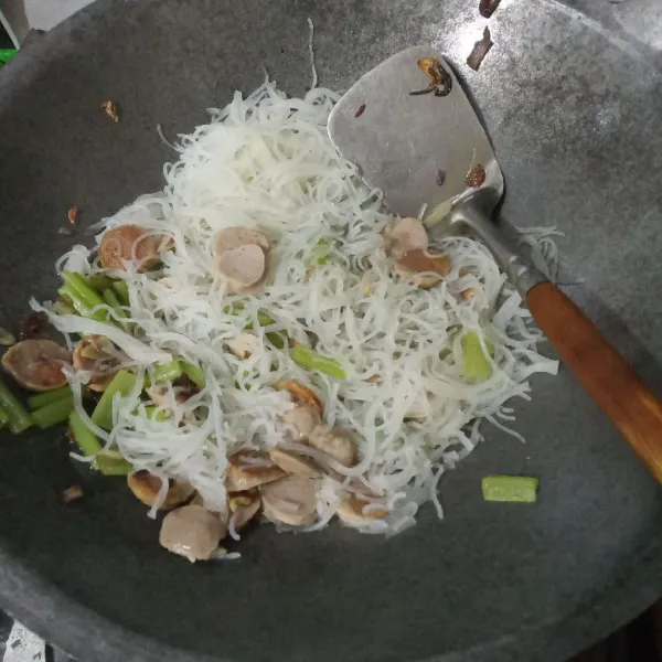 Tambahkan bihun, garam, lada bubuk, dan kaldu bubuk. Lalu aduk rata dan cicipi rasanya.