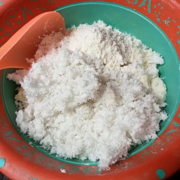 Lalu tambahkan kelapa parut, tepung terigu, dan garam, kemudian aduk-aduk hingga tercampur rata.
