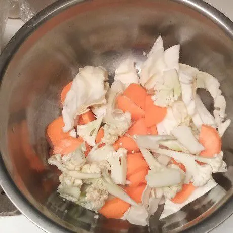 Siapkan bahan sayuran dan potong-potong.