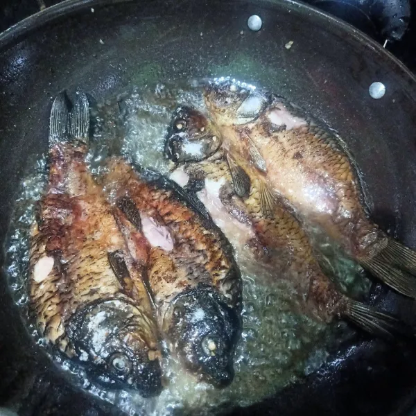 Siapkan wajan lalu masukkan minyak goreng. Setelah minyak panas masukkan ikan. Goreng sampai dua sisi kecoklatan. Angkat dan tiriskan.