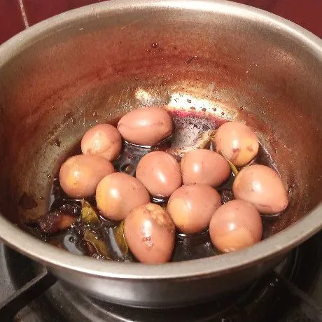 Masak dengan api kecil dan masak sampai kuah asat serta telur berubah kecokelatan. Kemudian angkat dan diamkan sampai dingin.