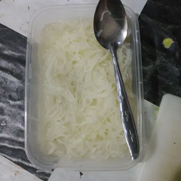 Rendam bihun hingga mengembang, lalu angkat dan tiriskan.
