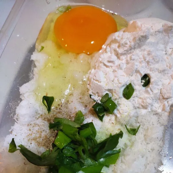 Masukkan semua bahan (kecuali minyak goreng) ke dalam sebuah wadah atau mangkok.
