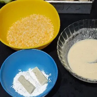 Lapisi dengan tepung kering, lalu celupkan ke bahan basah, lalu ke panko. Lakukan hingga semua habis.