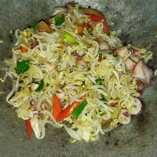 Aduk semua bahan hingga tercampur rata, lalu angkat dan sajikan.