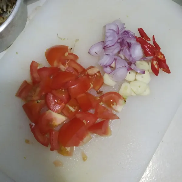Iris cabai, bawang merah, bawang putih dan tomat.