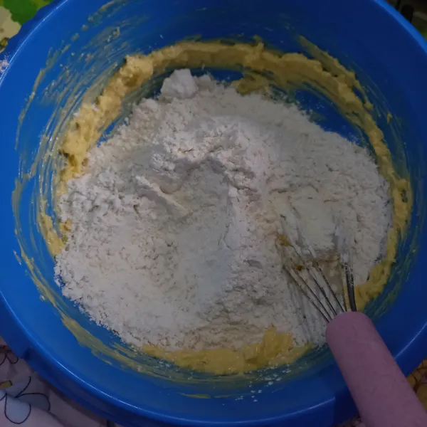 Tuang tepung terigu dan tepung maizena.