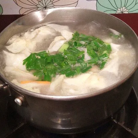 Masukkan bumbu halus, daun bawang, dan seledri.
