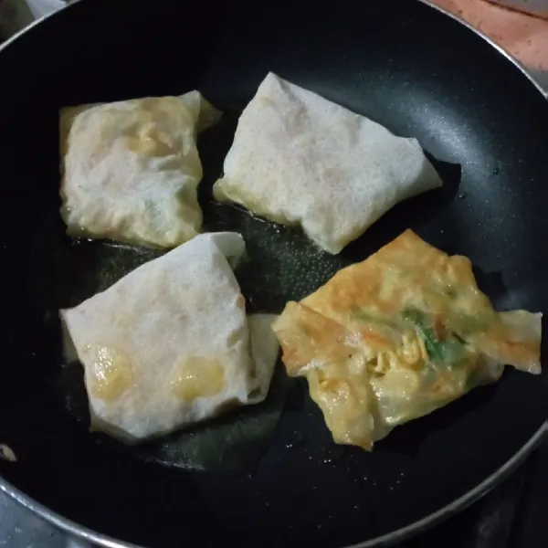 Panaskan minyak sedikit, lalu goreng sampai matang.