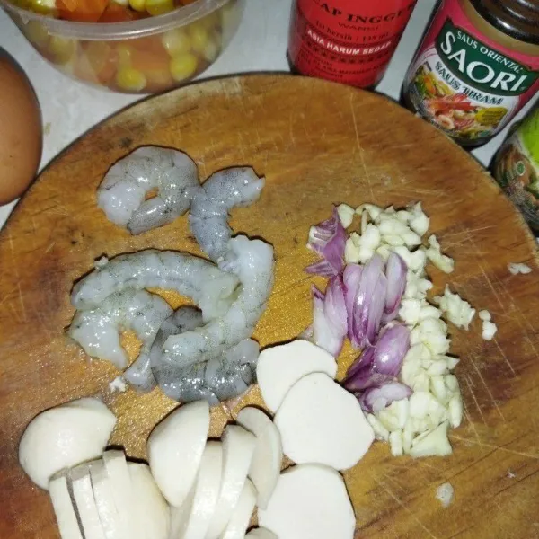 Siapkan bakso ikan, udang, bawang merah, bawang putih, dan wortel serta jagung yang sudah direbus.