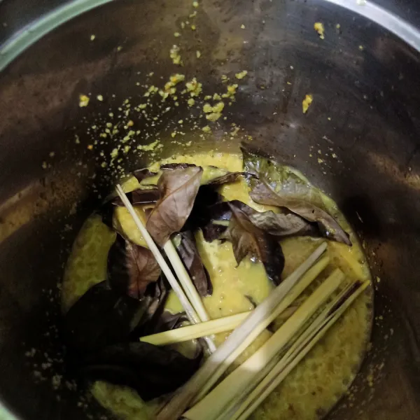 Lalu masukkan air dan daun salam dan serai.