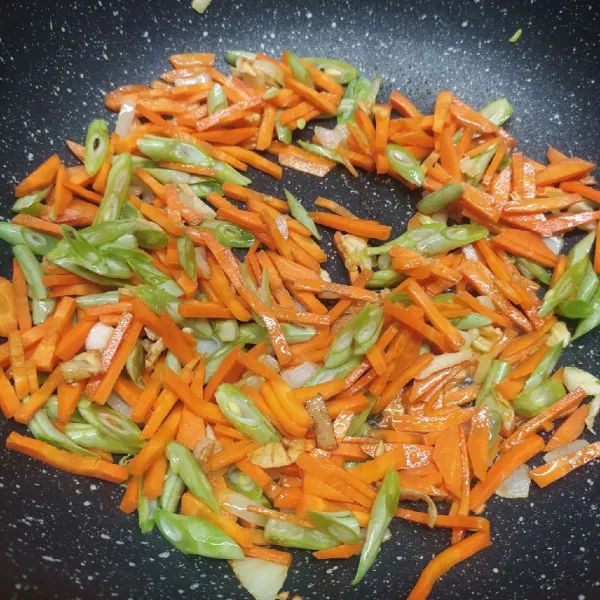 Masukkan wortel dan buncis, masak sampai ½ matang.