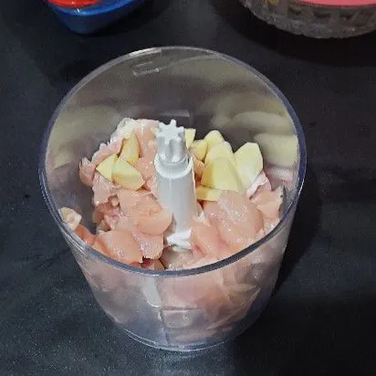 Haluskan ayam dan bawang putih.