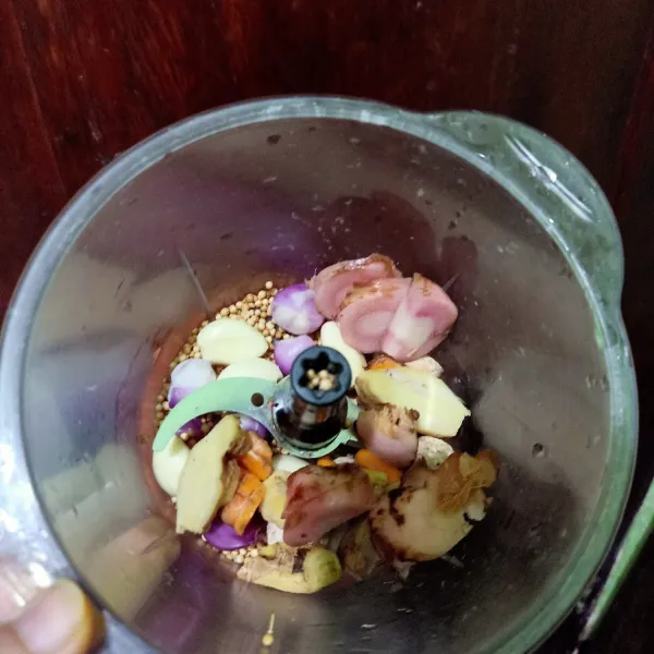 Masukkan ke blender bawang merah, bawang putih, kunyit, jahe, lengkuas, ketumbar. Haluskan semua.