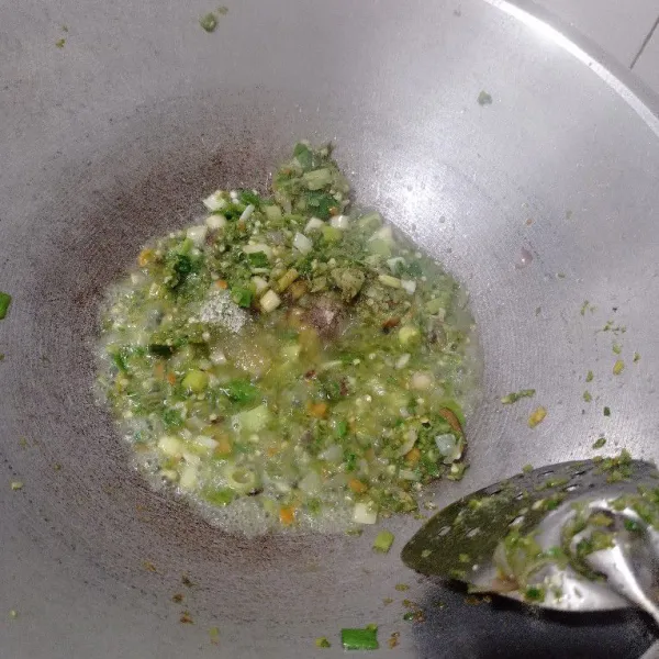 Masukan cabe hijau yang sudh di chopper kemudian tambahkan 50ml air, garam, kaldu, merica dan gula.